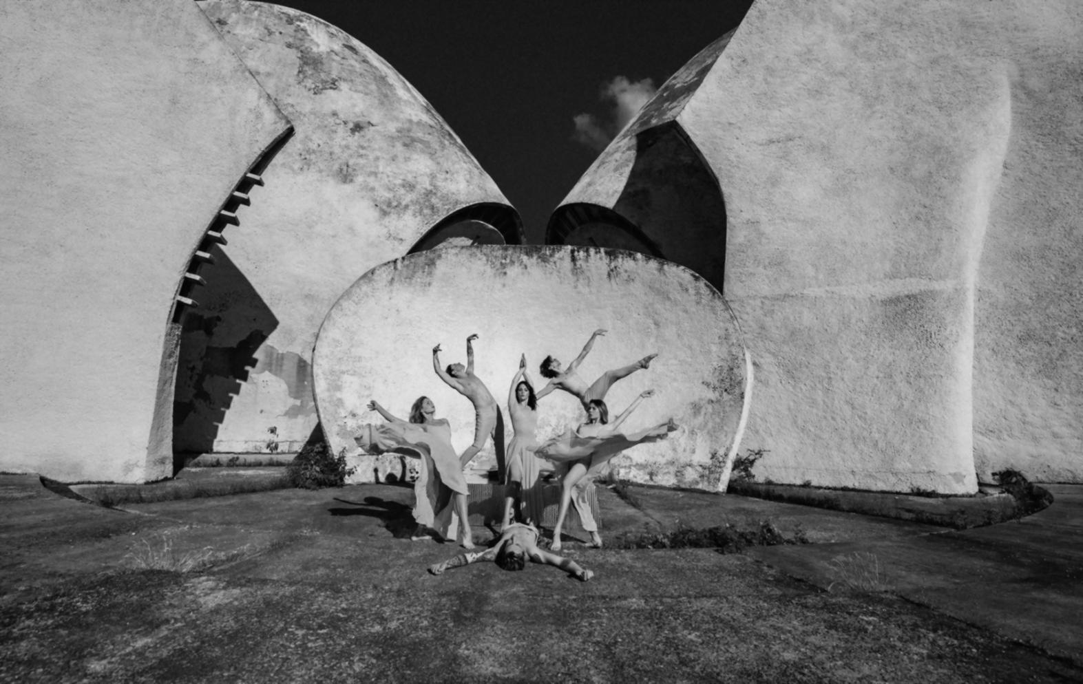 Урок танцювальної техніки в професійно обладнаній студії